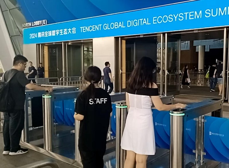 CR10E二维码门禁应用到腾讯微卡全球数字生态大会现场——参会者扫码进闸照片1
